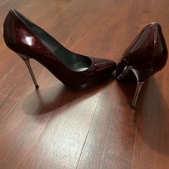 Stuart Weitzman Maroon Patent Leather Silver Heel - Picture 2 of 6